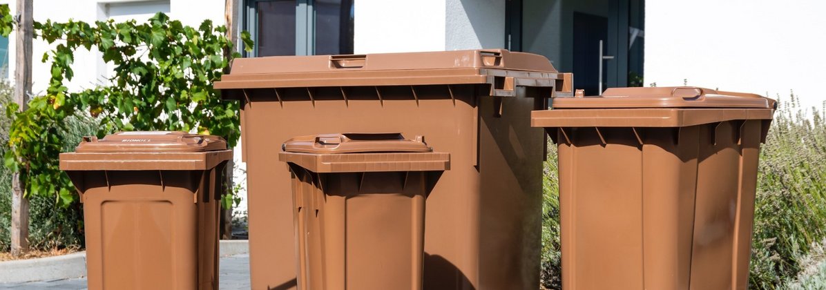 Übersicht von Biomülltonnen in verschiedenen Größen