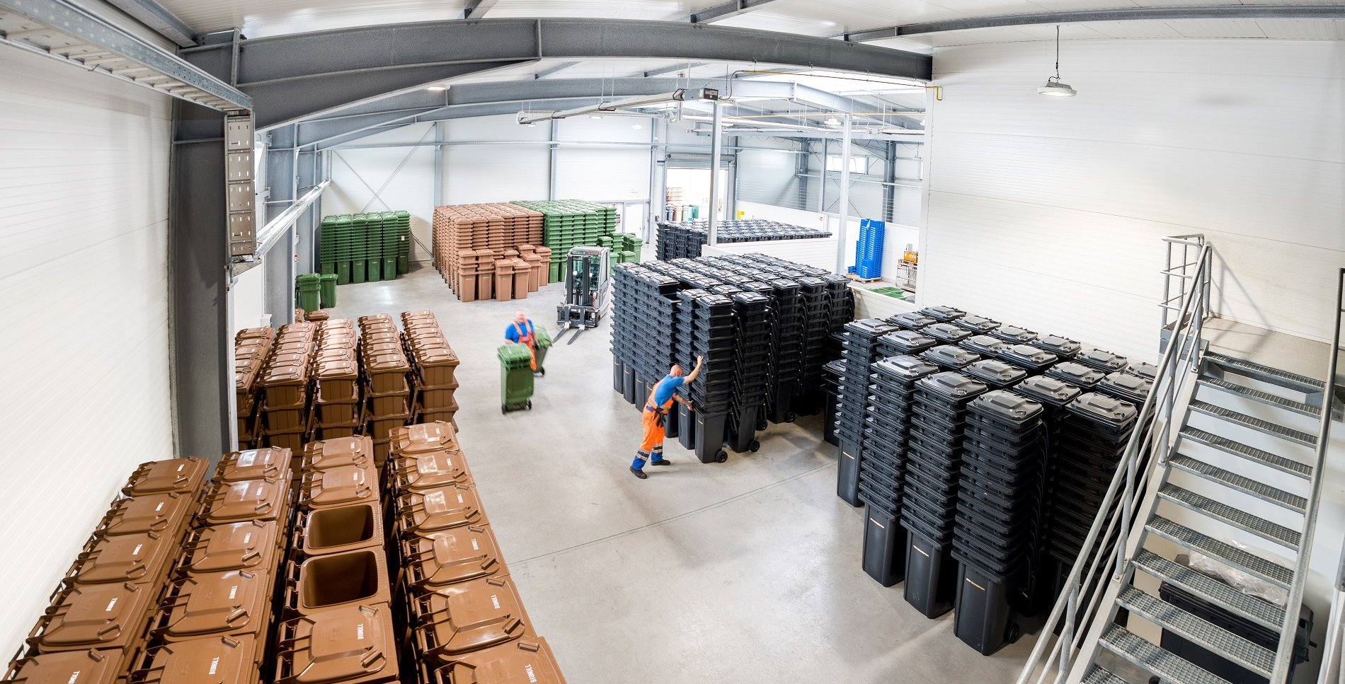 Gestapelte, leere Abfallbehälter der AVR Kommunal