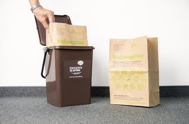 Darstellung, wie die BioEnergieTüte korrekt verwendet wird