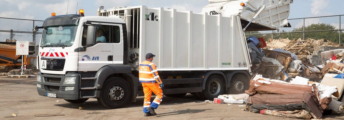 Ein Mitarbeiter der AVR Kommunal bei der Entsorgung von Sperrmüll