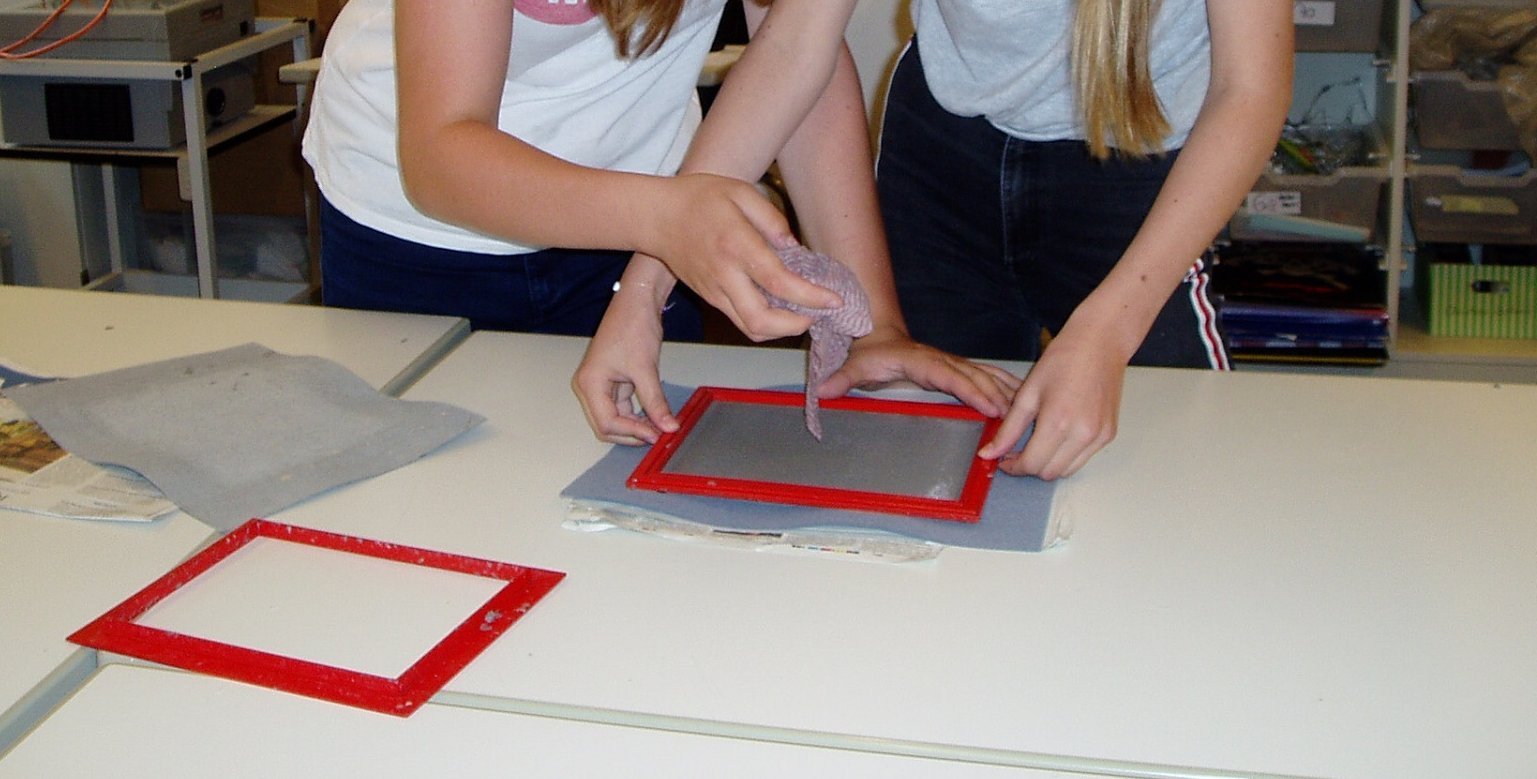 Zwei Jugendliche beim Papierschöpfen