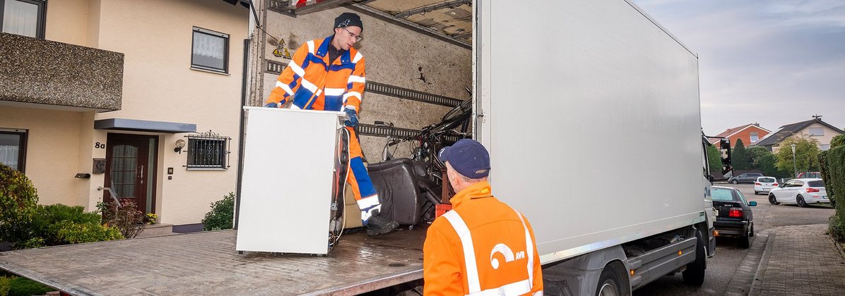 Zwei Mitarbeiter der AVR Kommunal bei der Abholung eines Kühlschrankes