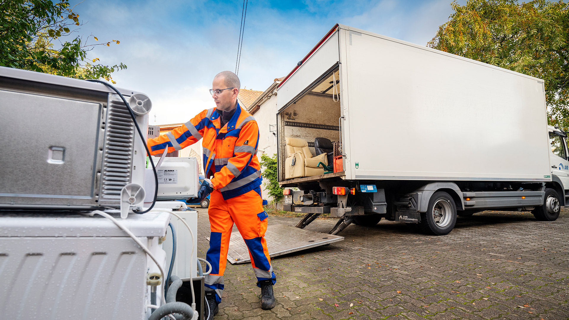 Ein Mitarbeiter der AVR Kommunal bei der Abholung von Elektrogeräten