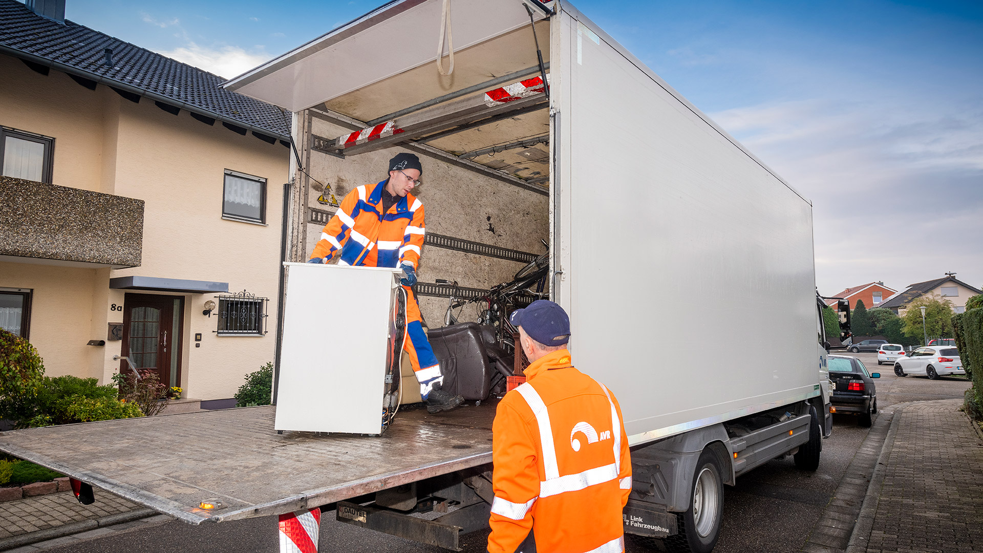 Zwei Mitarbeiter der AVR Kommunal bei der Abholung eines Kühlschrankes