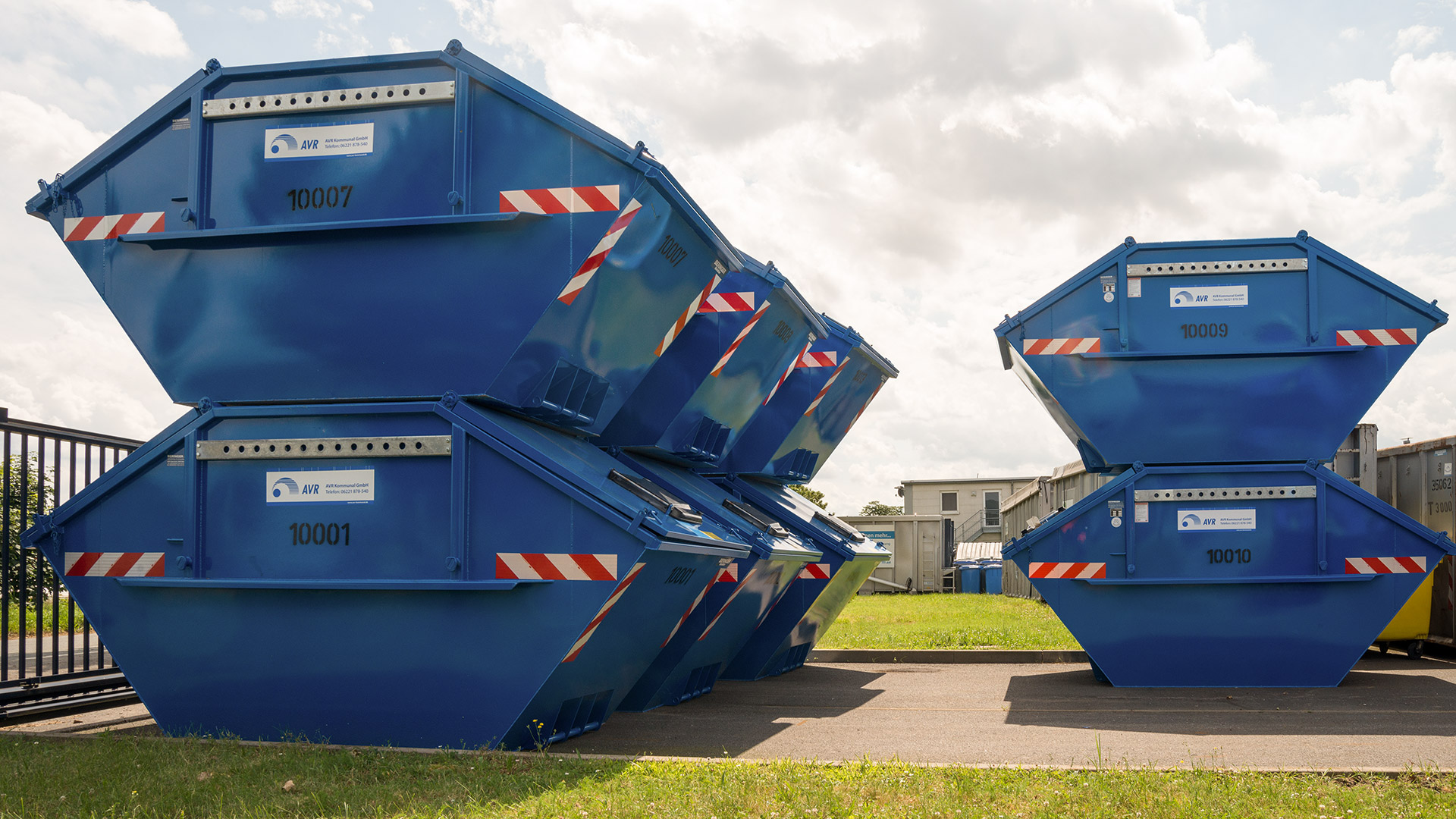 Acht Abfallcontainer der AVR Kommunal