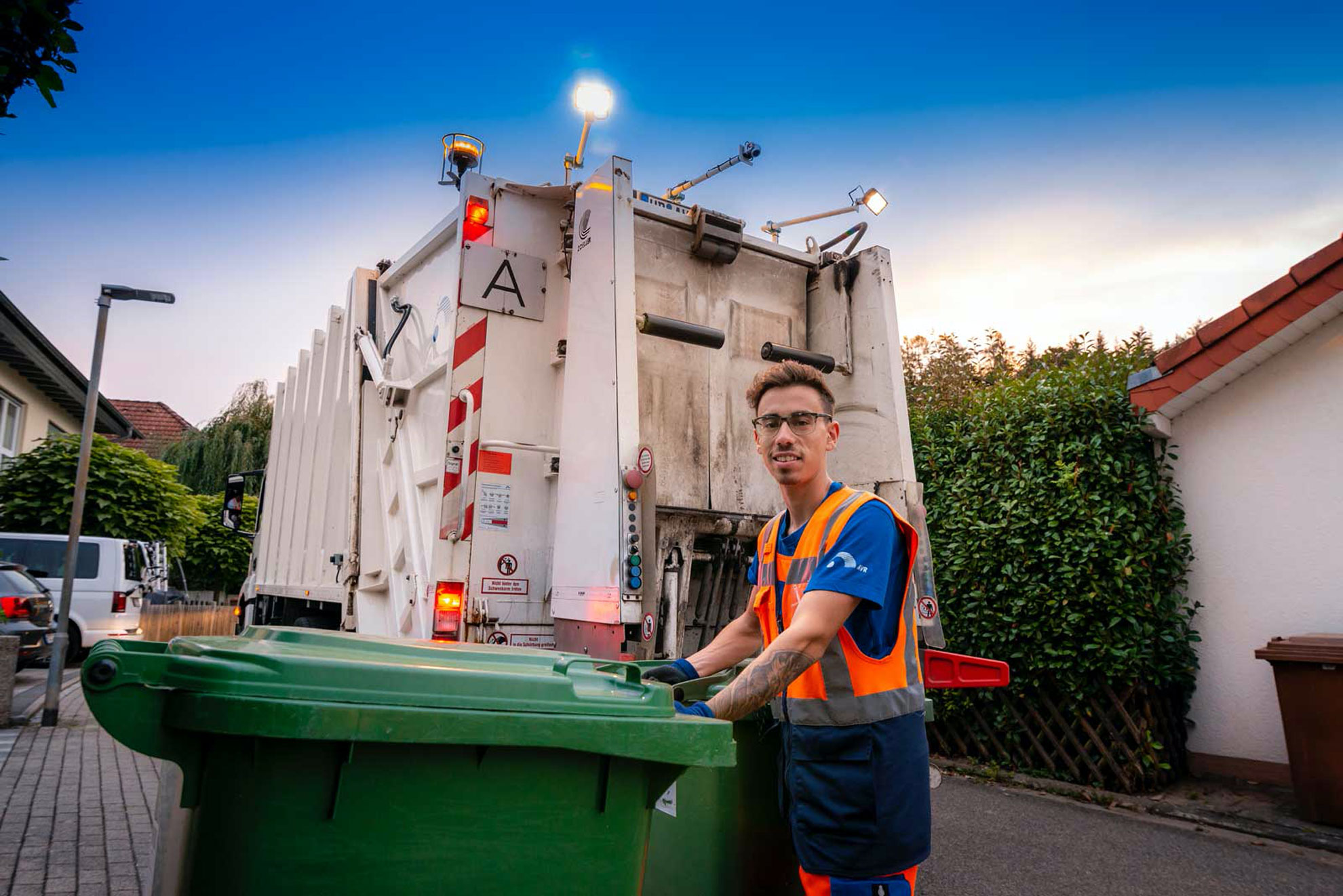 Ein Mitarbeiter der AVR Kommunal bei der Abhoolung einer grünen Tonne
