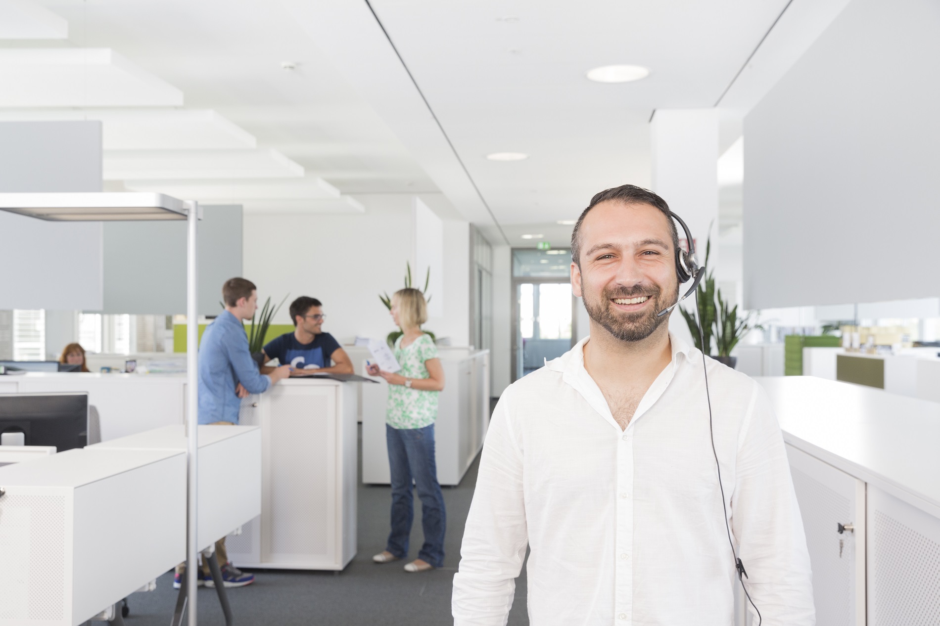 Mitarbeiter der AVR Kommunal mit einem Headset