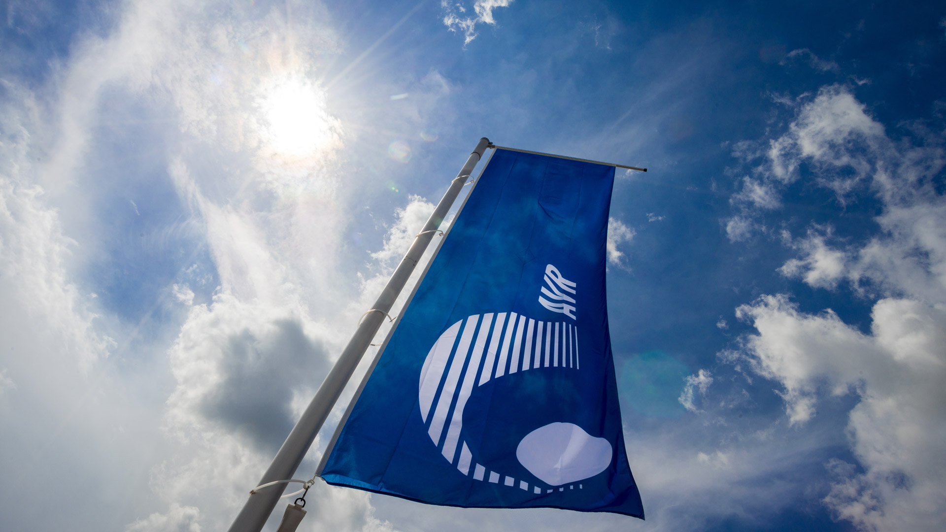 Eine gehisste Flagge der AVR Kommunal