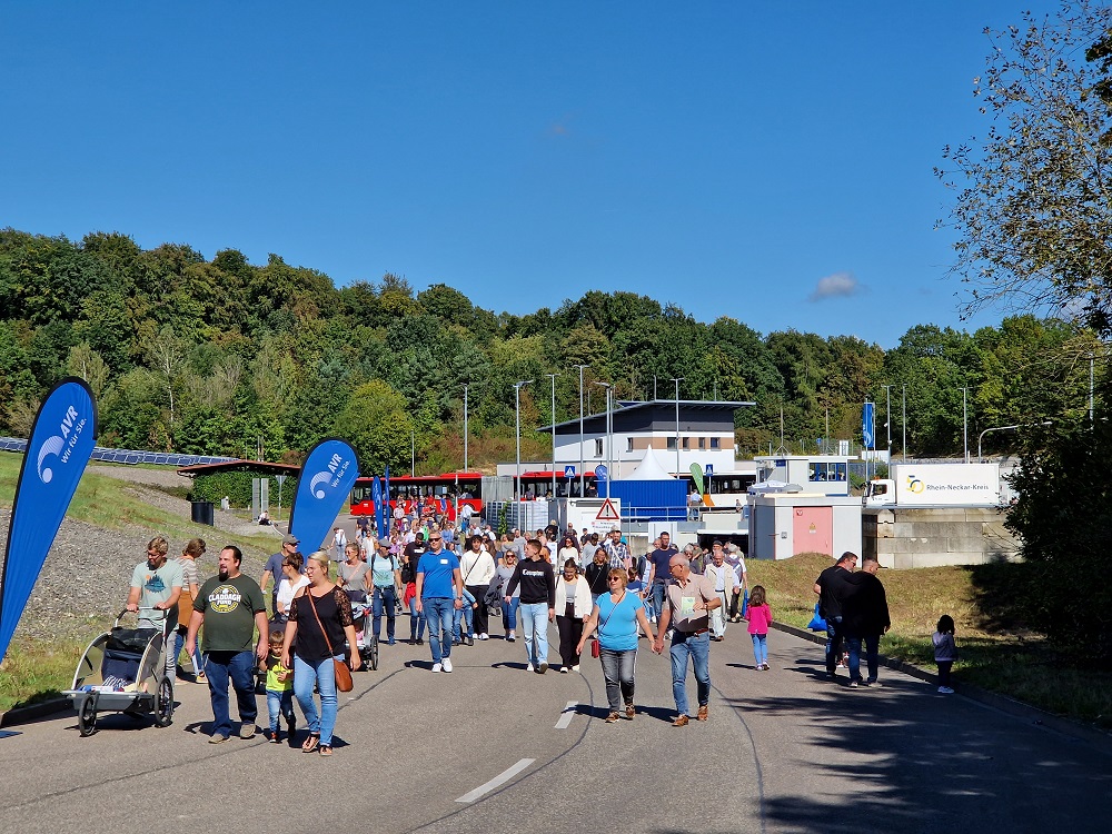 Menschen beim Rungang des Tages der offenen Tür der AVR