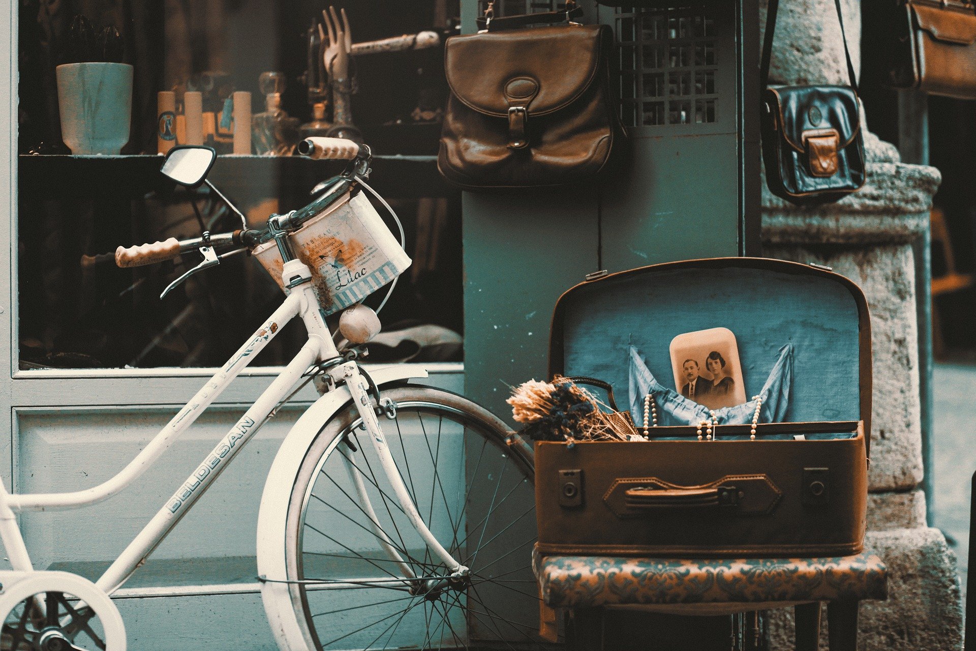 Ein Fahrrad und diverse Ledertaschen